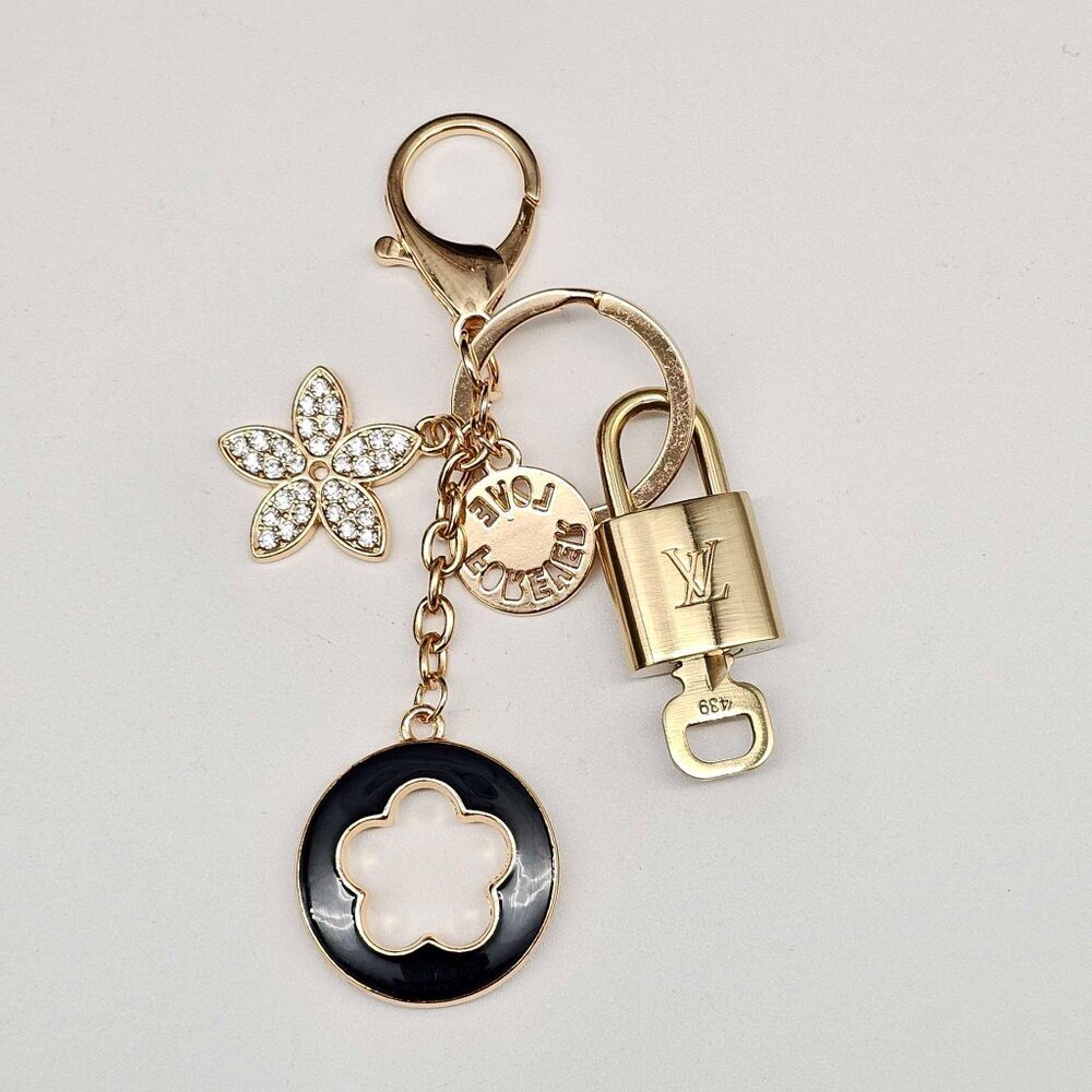 Louis Vuitton Authentic Gold Lock 🔒 Unbranded Flower Keychain Charm for Bags - Picture 2 of 7